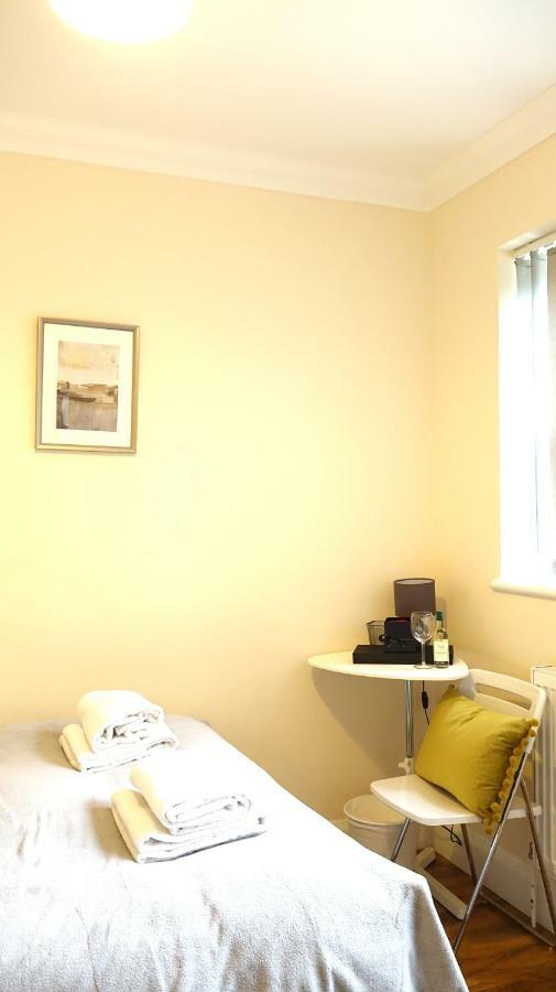 Heathrow Ensuite Rooms- Auto Check In 런던 외부 사진