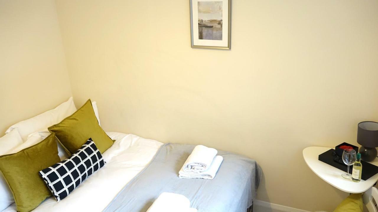 Heathrow Ensuite Rooms- Auto Check In 런던 외부 사진