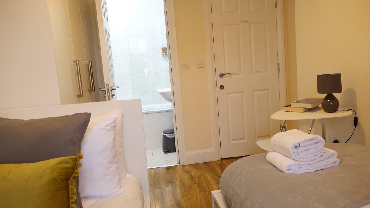 Heathrow Ensuite Rooms- Auto Check In 런던 외부 사진