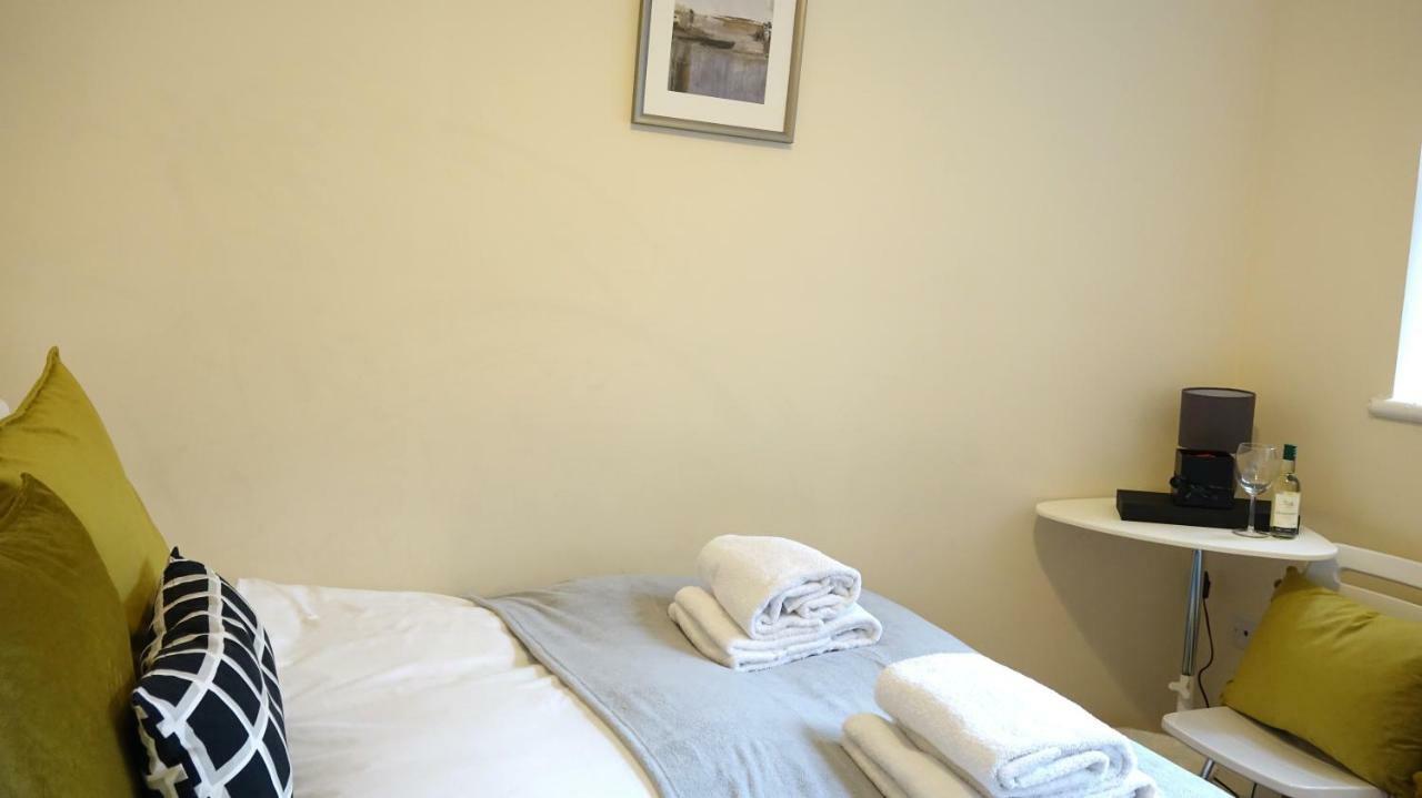 Heathrow Ensuite Rooms- Auto Check In 런던 외부 사진
