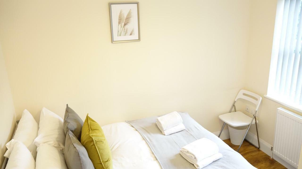 Heathrow Ensuite Rooms- Auto Check In 런던 외부 사진