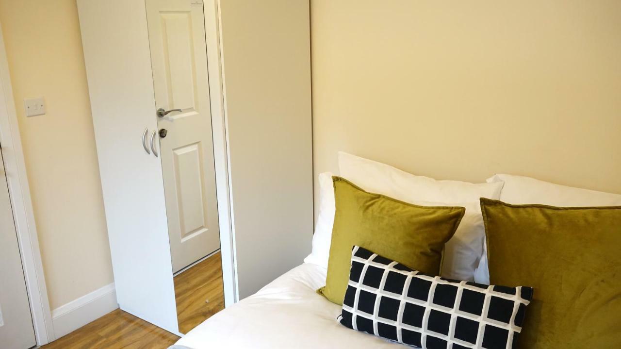 Heathrow Ensuite Rooms- Auto Check In 런던 외부 사진