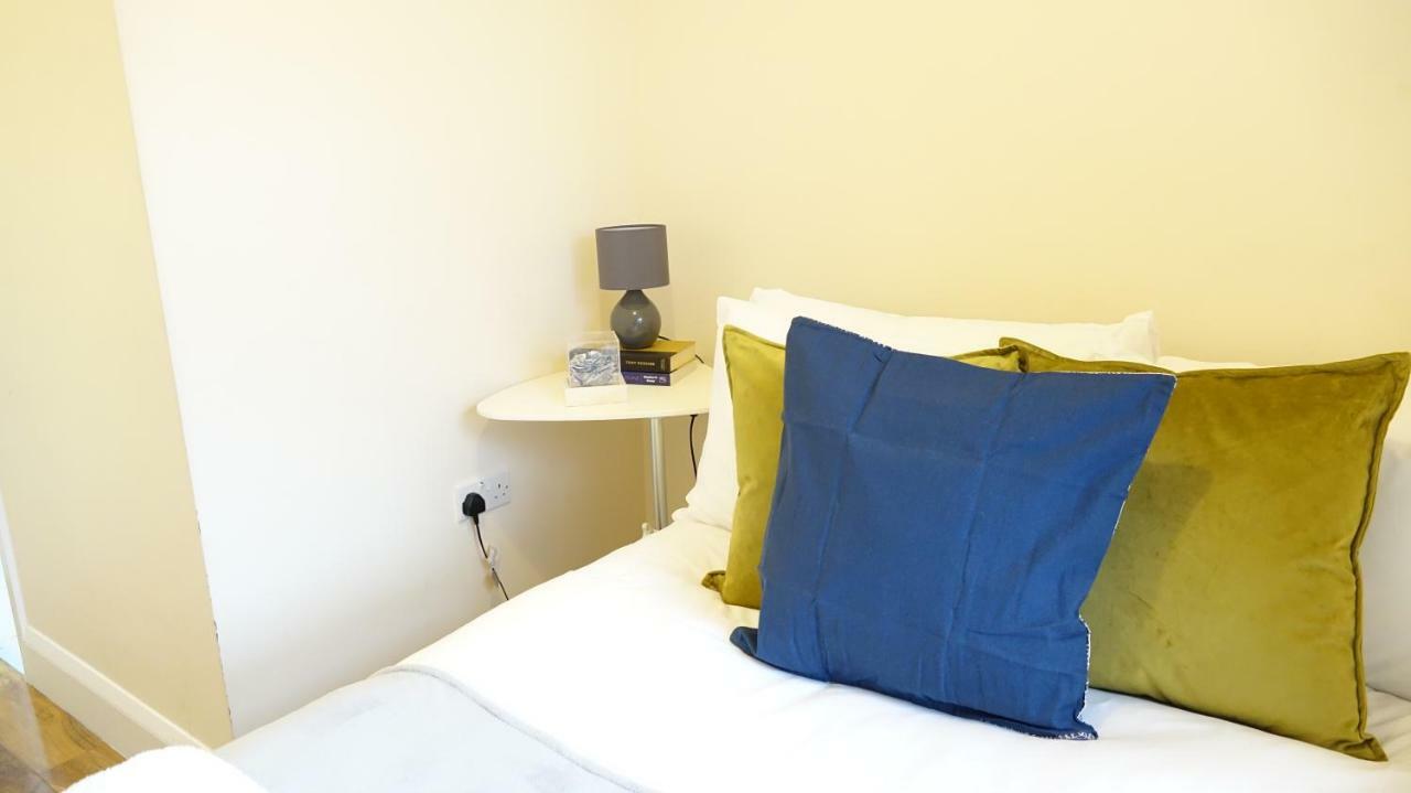 Heathrow Ensuite Rooms- Auto Check In 런던 외부 사진
