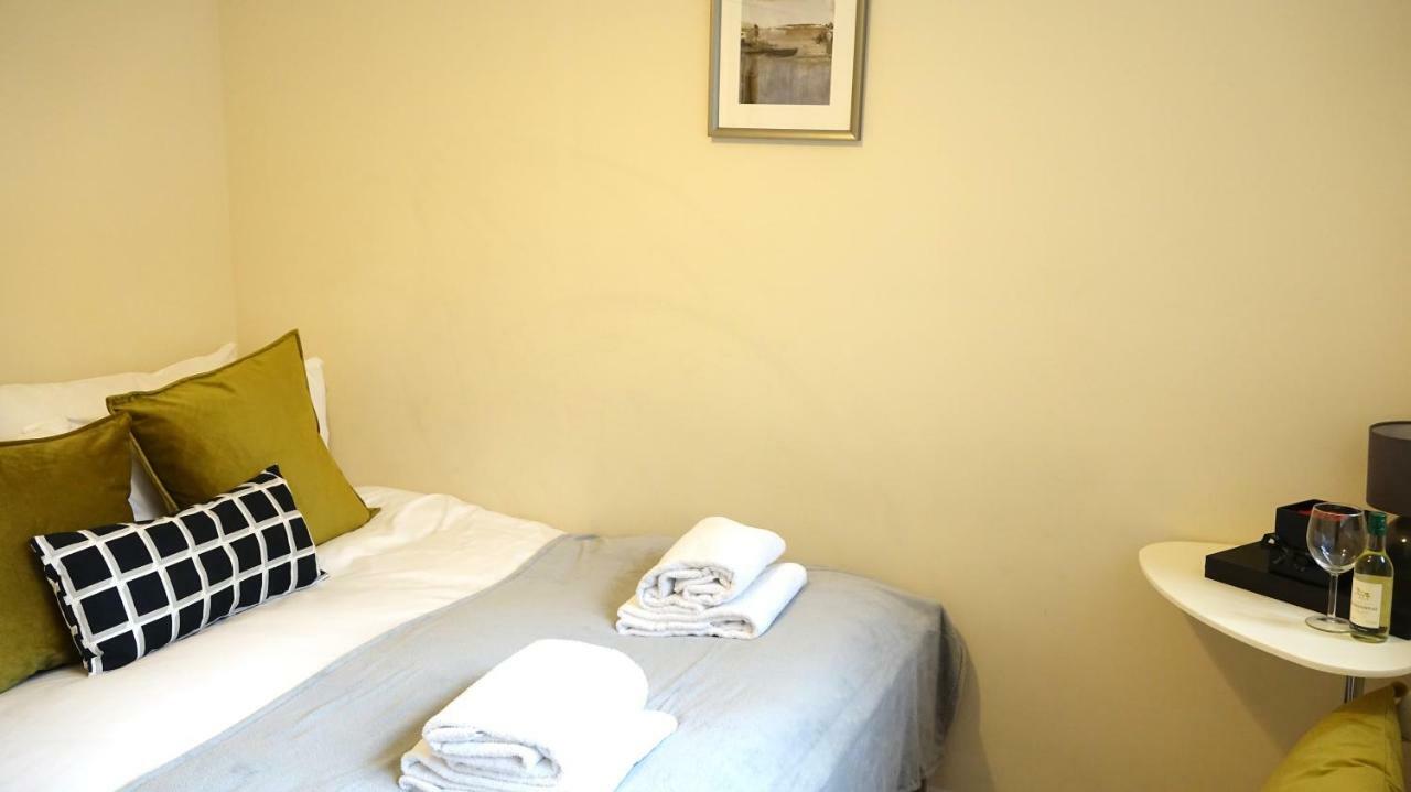 Heathrow Ensuite Rooms- Auto Check In 런던 외부 사진