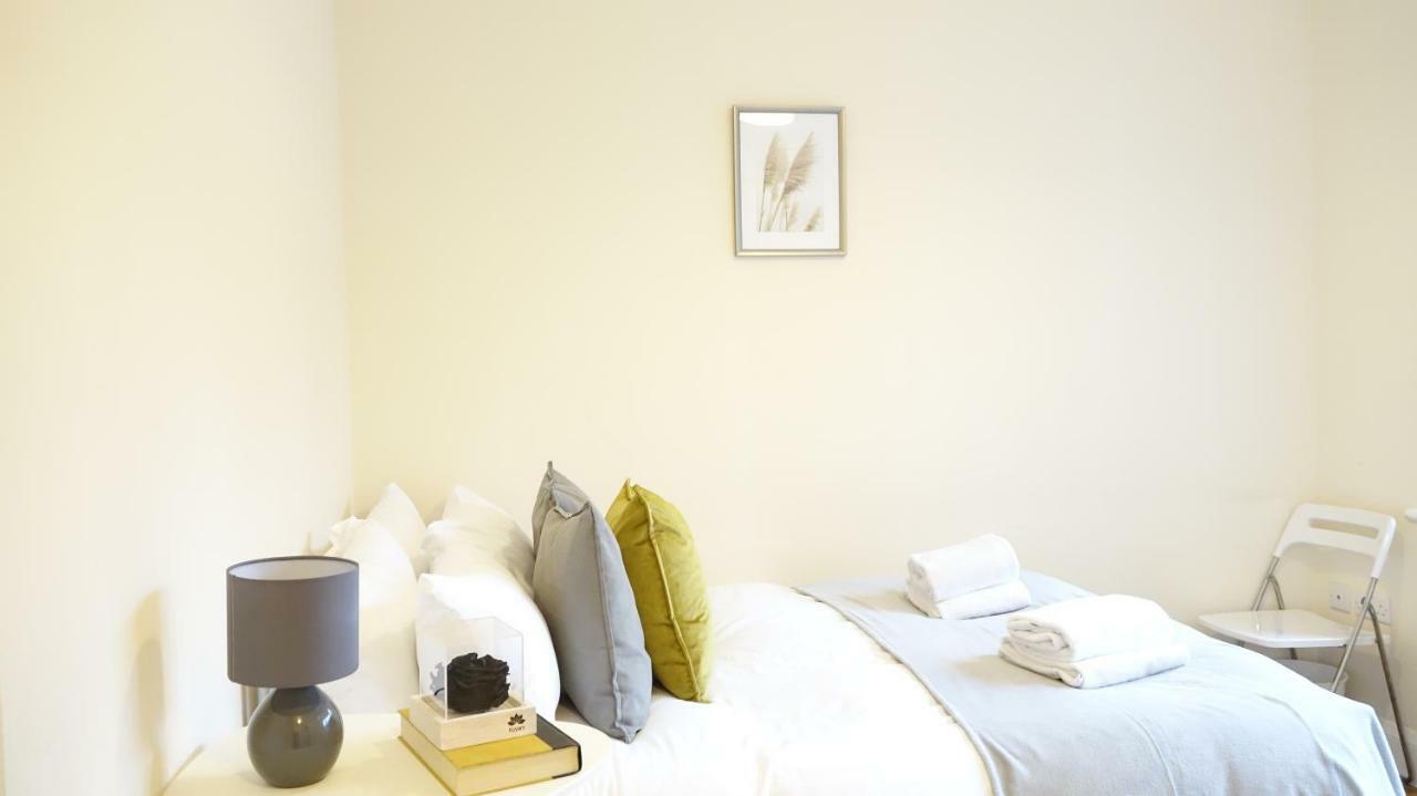 Heathrow Ensuite Rooms- Auto Check In 런던 외부 사진