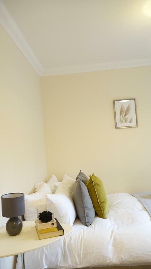 Heathrow Ensuite Rooms- Auto Check In 런던 외부 사진