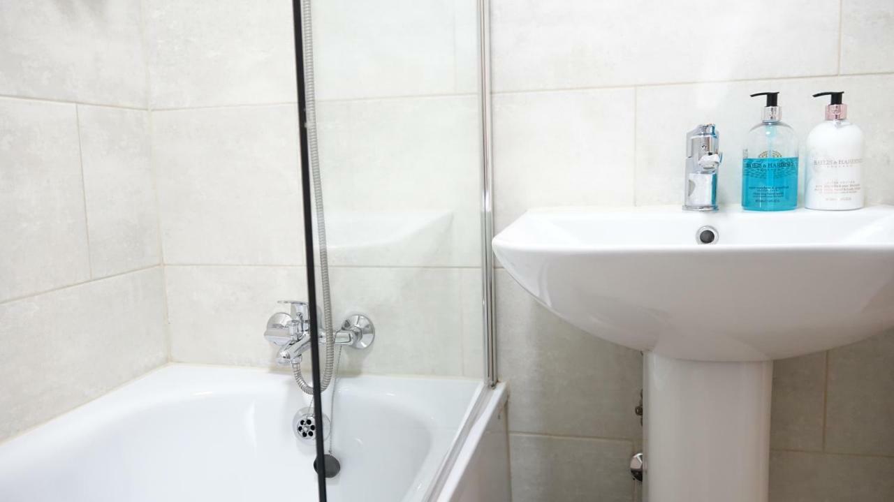 Heathrow Ensuite Rooms- Auto Check In 런던 외부 사진