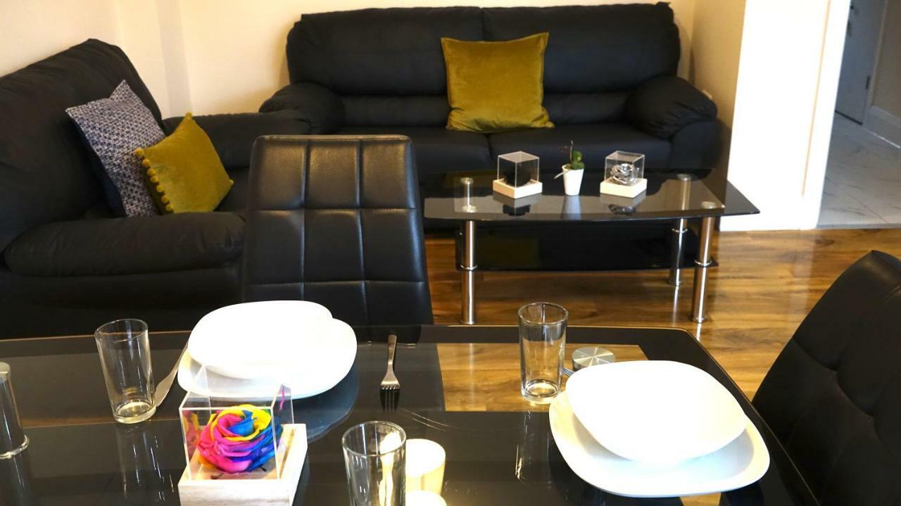 Heathrow Ensuite Rooms- Auto Check In 런던 외부 사진