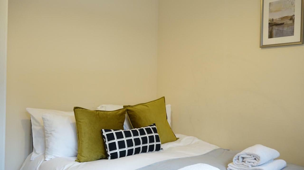 Heathrow Ensuite Rooms- Auto Check In 런던 외부 사진