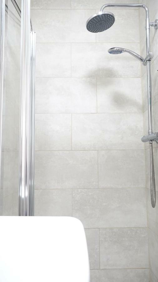 Heathrow Ensuite Rooms- Auto Check In 런던 외부 사진
