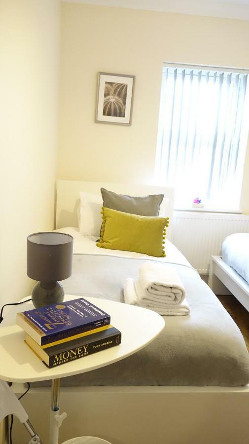 Heathrow Ensuite Rooms- Auto Check In 런던 외부 사진