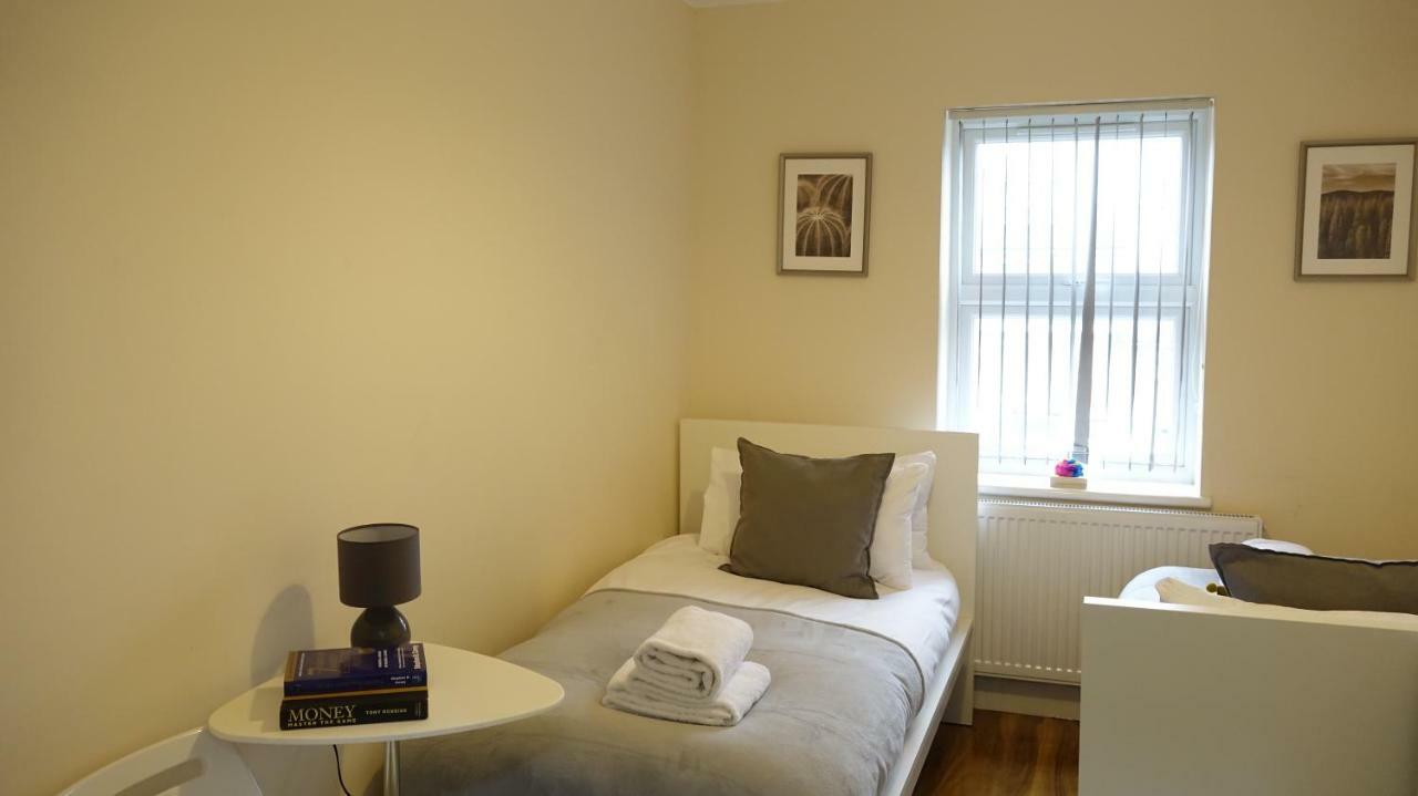 Heathrow Ensuite Rooms- Auto Check In 런던 외부 사진