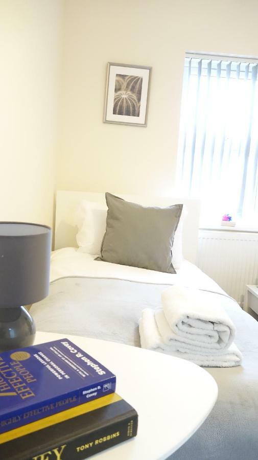 Heathrow Ensuite Rooms- Auto Check In 런던 외부 사진